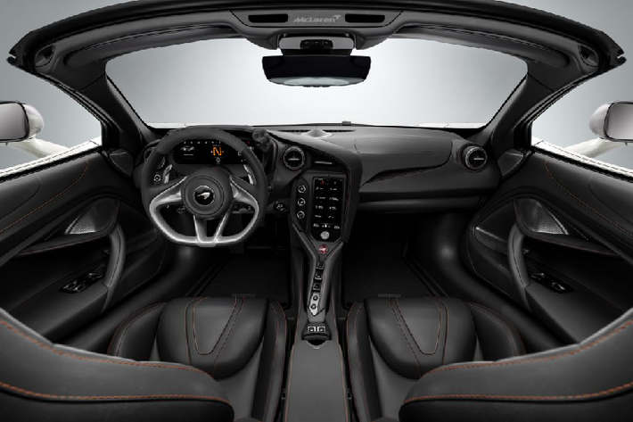 Những thay đổi kết hợp giữa phần cứu và phần mềm trên hệ thống treo PCC III mang đến cho McLaren 750S độ rộng lớn hơn so với 720S – vẫn duy trì sự thoải mái của McLaren 720S trong khi hiệu suất đường đua sẽ được cải thiện đáng kể. McLaren750S cũng nhanh nhẹn hơn “người tiền nhiệm” .
