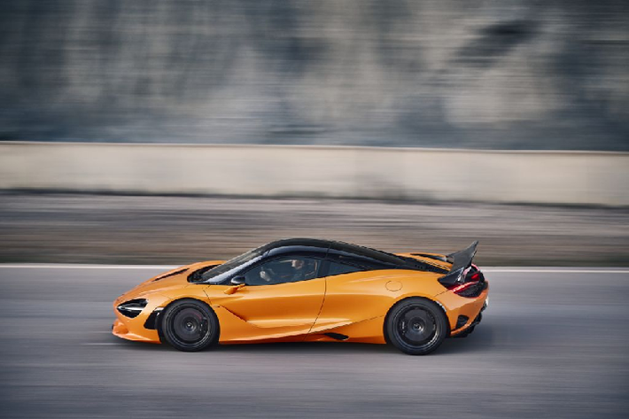 Hệ thống treo thuỷ lực liên kết khung gầm chủ động của McLaren – vốn nổi tiếng với việc kết hợp khả năng kiểm soát thân xe cính xác một cách đáng kinh ngạc với việc tuân thủ hành trình ấn tượng – giờ đây thậm chí còn ấn tượng hơn với hệ thống trao PCC III mới. Thế hệ mới này mang đến mức hiệu suất hệ thống trao cao hơn và không thể thiếu trong khả năng vận động vượt trội của 750S.