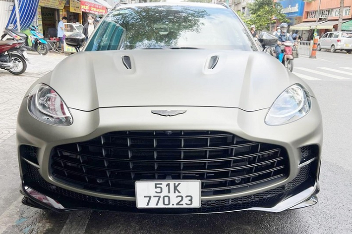 Trong Trong số những mẫu xe SUV gầm cao đắt nhất Việt Nam, ngoài Lamborghini với Urus, Aston Martin DBX và DBX 707, Ferrari đã kịp ra mắt Purosangue, đó còn chưa kể 2 ông lớn chuyên sản xuất xe siêu sang là Rolls-Royce với xe Cullinan và Bentley cùng Bentayga rất nhiều bản.