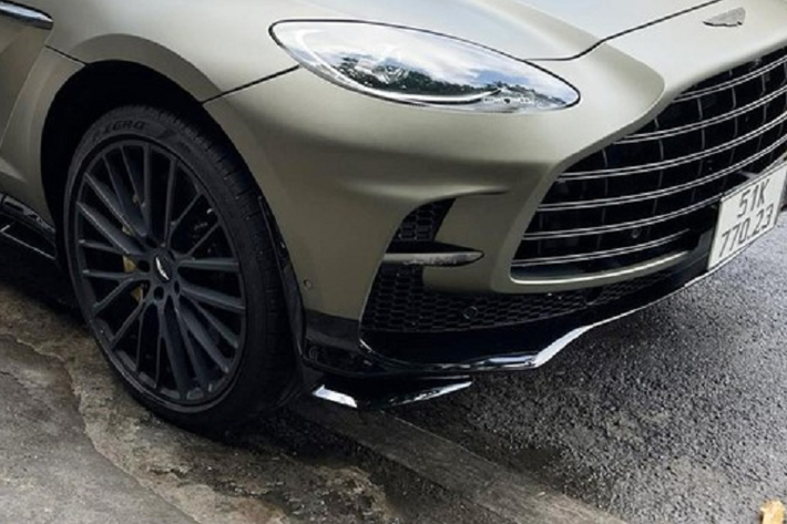 So với xe đầu tiên mang ngoại thất đen nhám, có mã Q Satin Jet Black, thì xe thứ 2 lại sở hữu màu Satin Titanium Grey, cũng là màu nhám nhưng là xanh xám, rất giống bộ áo các mẫu máy bay chiến đấu, cũng là 1 trong nhiều bộ áo ruột trên các siêu xe, xe thể thao và SUV của "Qua" Vũ.