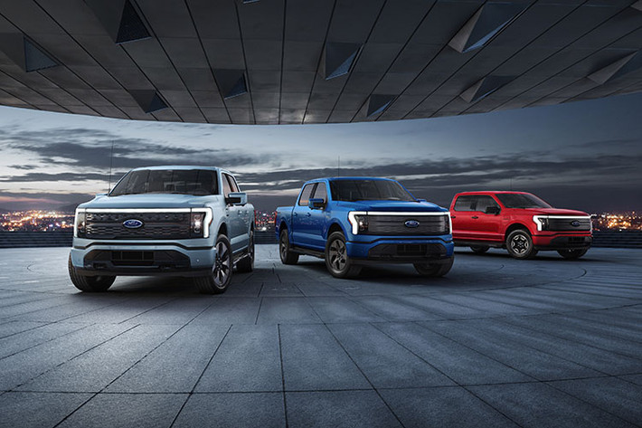 Khi Ford F-150 Lightning bắt đầu mở bán vào tháng 5 năm ngoái, mẫu bán tải chạy điện này đã gây sốt trên toàn thế giới. Đáng chú ý, giá xe Ford F-150 Lightning khởi điểm chỉ dưới 40.000 USD (khoảng 920 triệu đồng), thấp hơn khá nhiều so với những mẫu xe ở cùng phân khúc.