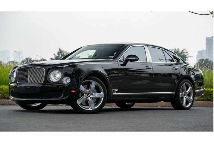 Chiếc Bentley Mulsanne bản giới hạn 48 chiếc trên toàn thế giới vừa được một showroom xe cũ đăng bán. Đây là chiếc Bentley Mulsanne Le Mans Edition độc nhất tại Việt Nam được sản xuất năm 2013.