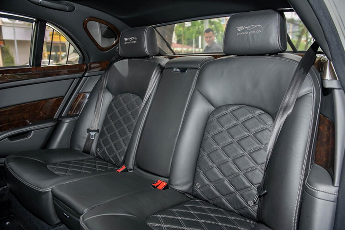 Như vậy, muốn phân biệt Bentley Mulsanne Le Mans Edition với bản tiêu chuẩn, Speed hay 1 số bản khác, chỉ cần nhìn vào đúng ống xả của xe.