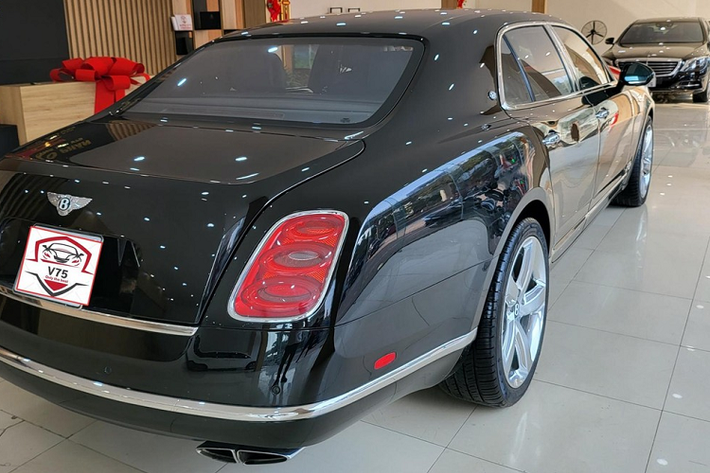 Vì thế, ai mua Bentley Mulsanne Le Mans Edition không chỉ sở hữu chiếc xe độc nhất Việt Nam, hàng hiếm trên thế giới mà còn được trải nghiệm động cơ thú vị vẫn sử dụng động cơ V8, dung tích 6,75 lít, tăng áp kép, sản sinh ra công suất tối đa 505 mã lực và mô-men xoắn cực đại lên tới 1.020 Nm.