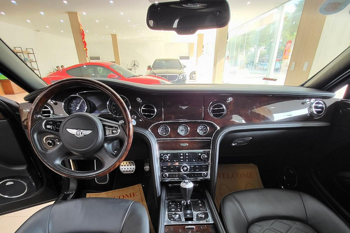 Bentley Mulsanne Le Mans Edition là 1 phiên bản giới hạn và có vẻ như Bentley chỉ muốn tập trung thay đổi ở nội thất, vì thế, ngoại thất xe có rất ít dấu hiệu nhận biết so với xe tiêu chuẩn. Nhưng sau khi so sánh cẩn thận, chúng tôi sẽ chỉ ra cho bạn 1 vài điểm khác.