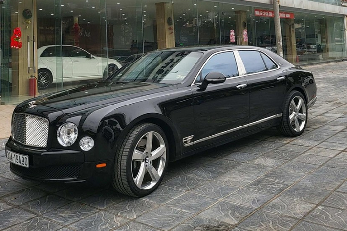 Dòng xe Bentley Mulsanne siêu sang đã chính thức bị khai tử vào năm 2020, sau 1 thập kỷ có mặt trên thị trường, đây cũng chính là đối thủ của Rolls-Royce Ghost. Dòng xe này được đặt tên theo đường đua Mulsanne Straight of the Le Mans, nơi Bentley đã mang nhiều chiếc xe đua của mình đến đây để chinh phục nhiều cột mốc lịch sử.
