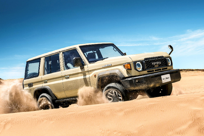Trong danh mục sản phẩm các dòng xe Land Cruiser của Toyota, phiên bản Land Cruiser 70 ít được thay đổi về ngoại hình nhất, với kiểu dáng gần như giữ nguyên suốt từ lần đầu ra mắt năm 1984 đến nay. Tuy nhiên các thành phần công nghệ ẩn bên dưới lớp vỏ ngoài của xe thì liên tục được cập nhật theo thời gian, và hiện nay bản 2024 đời mới nhất đã được giới thiệu cùng lúc với Land Cruiser Prado bản Series 250 thế hệ mới.
