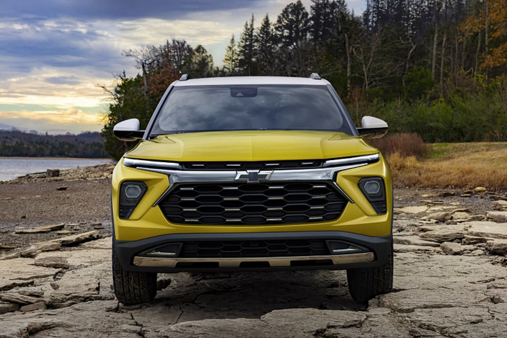 Cụ thể, về thiết kế ngoại thất, mẫu xe SUV Chevrolet Trailblazer 2024 nâng cấp nổi bật với dải đèn chạy ban ngày được thu hẹp và mặt trước thon gọn hơn. Lưới tản nhiệt vẫn được chia thành hai phần nhưng phần trên được thu nhỏ lại và biểu tượng hình chữ thập cũng đã chuyển sang thanh ngang.