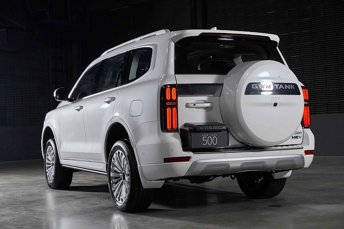 Tại thị trường Thái Lan, GWM Tank 500 2023 mới có 2 phiên bản là Pro và Ultra. Mẫu SUV cỡ trung này sẽ được lắp ráp tại nhà máy của GWM ở tỉnh Rayong, Thái Lan. Hiện giá bán của xe tại Thái Lan vẫn chưa được hé lộ. Tại Trung Quốc, xe có giá dao động từ 335.000 – 395.000 Nhân dân tệ (khoảng 1,15 - 1,35 tỷ đồng).
