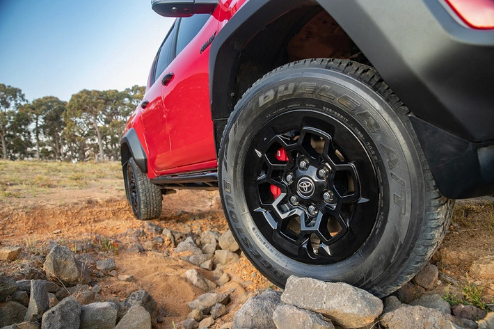 Tuy nhiên, mẫu xe bán tải Toyota Hilux GR Sport 2023 vừa ra mắt tại thị trường Úc mới là phiên bản ấn tượng nhất và là đối thủ sát sườn nhất của Ford Ranger Raptor. Nằm bên dưới nắp ca-pô của Toyota Hilux GR Sport 2023 tại thị trường Úc là khối động cơ diesel 4 xi-lanh, tăng áp, dung tích 2.8L quen thuộc.
