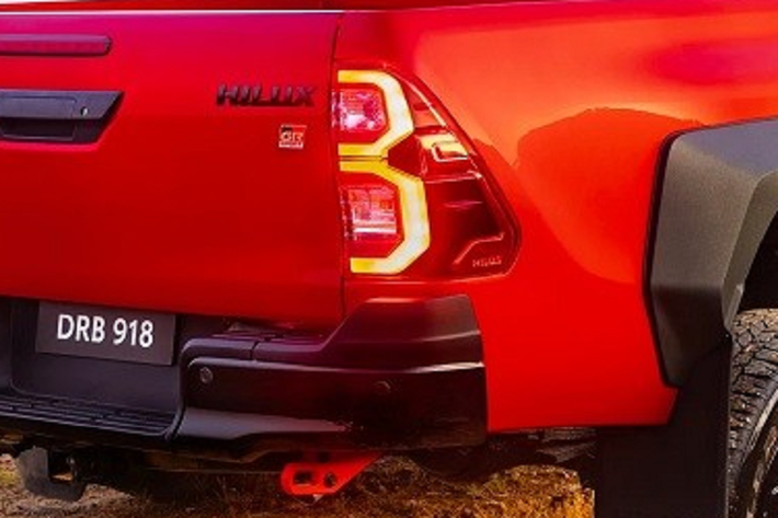 Ban đầu, hãng Toyota sẽ đưa về lô xe Hilux với 100 chiếc thuộc bản 2.4 4x2 AT có giá 852 triệu đồng. So với phiên bản cũ, Toyota Hilux 2.4 4x2 AT 2023 đắt hơn đến 178 triệu đồng nhưng được bổ sung trang bị. Sau bản 2.4 4x2 AT, sẽ đến lượt các bản 2.4 4x2 MT và 2.4 4x4 MT được đưa về Việt Nam phân phối.