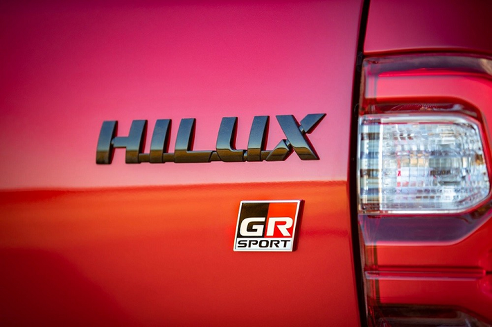 Những thay đổi còn lại của Toyota Hilux GR Sport 2023 ở thị trường Úc bao gồm lốp chạy mọi địa hình, móc cứu hộ và bệ bước chân ngăn sỏi, đá làm xước sơn xe. Xe sẽ dùng vành hợp kim có đường kính 17 inch để phù hợp với lốp off-road.