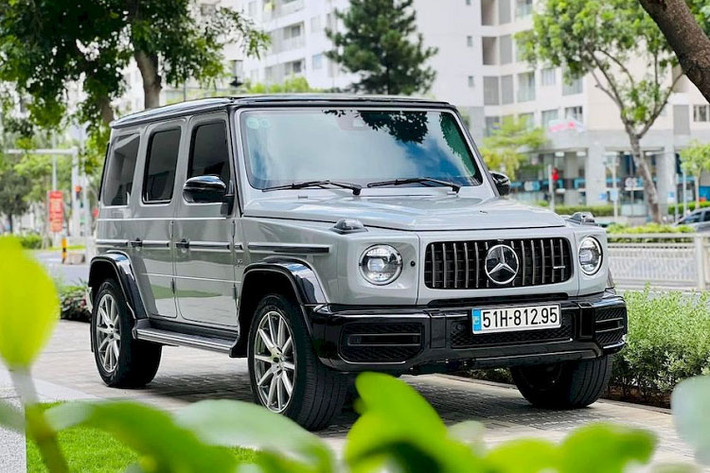 Sức mạnh được truyền tới cả 4 bánh thông qua hộp số tự động AMG Speedshift Plus 9 cấp, nhờ đó, chiếc SUV hạng sang Mercedes-AMG G63 của tay chơi phố núi có thể tăng tốc từ vị trí xuất phát lên 100 km/h trong thời gian 4,5 giây trước khi đạt vận tốc tối đa 220 km/h.