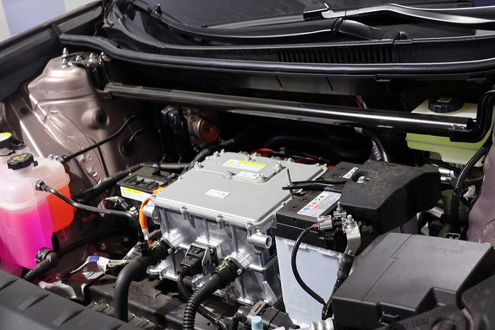 Sở dĩ Toyota bZ3 2023 chạy điện có giá khá "mềm" vì mẫu xe này được trang bị mô-tơ điện và pin do công ty con Fudi của hãng BYD sản xuất. Cụ thể, mẫu ô tô điện hạng trung này dùng 1 mô-tơ điện nằm trên cầu sau, tạo ra công suất tối đa 135 kW (khoảng 181 mã lực) hoặc 180 kW (241 mã lực), tùy phiên bản, và mô-men xoắn cực đại 350 Nm.