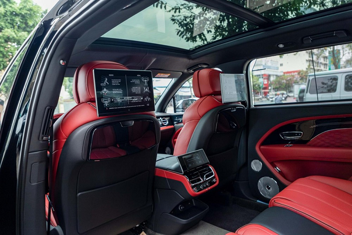 Tiếp theo là logo First Edition nằm ngay sau cửa số thứ 3, vị trí rất quen thuộc trên Bentley Bentayga First Edition bản cũ, giới hạn 608 chiếc trên toàn thế giới, có gần 8 xe về nước.