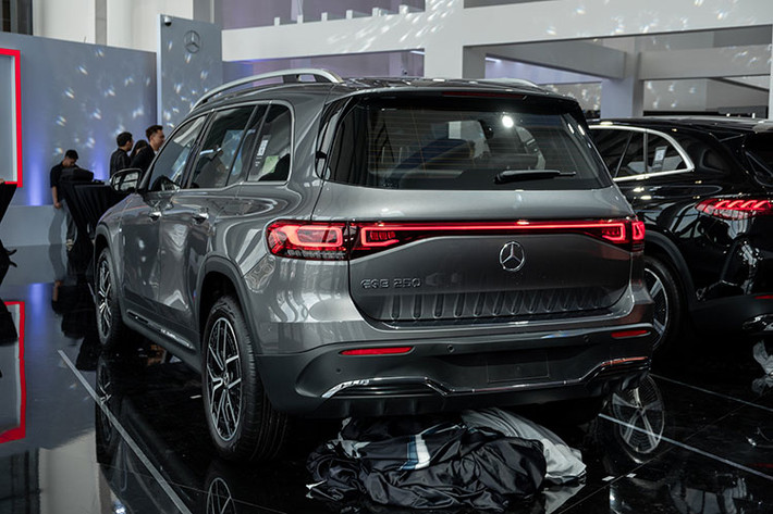Mercedes-Benz EQB 250 (SUV) sở hữu đầy đủ và toàn diện các tính năng an toàn hiện đại nhất từ Mercedes-Benz bao gồm: Cụm đèn trước LED High Performance với chi tiết màu xanh đặc trưng EQ, tích hợp đèn LED chiếu sáng ban ngày ; Chức năng hỗ trợ điều chỉnh pha/cốt chủ động; Đèn báo rẽ trên gương chiếu hậu, cụm đèn sau & đèn phanh thứ ba công nghệ LED; Gương chiếu hậu nội thất chống chói tự động; Hệ thống hỗ trợ đỗ xe chủ động PARKTRONIC; ... Dây đai an toàn 3 điểm cho tất cả các ghế với bộ căng đai khẩn cấp & giới hạn lực siết.