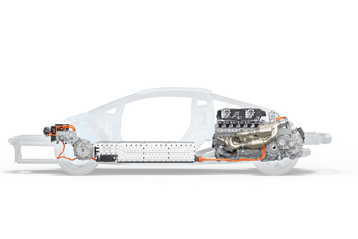 Điều này có thể suy đoán, pin của "Lambo" nhẹ và cung cấp ít điện hơn. Trong trường hợp hết pin, năng lượng sẽ được tái tạo từ phanh của động cơ điện phía trước hoặc dùng động cơ V12 làm máy phát điện - cách này bổ sung năng lượng trong 6 phút. Điều này giúp xe nhanh chóng lấy lại sức mạnh tối đa trên đường đua.