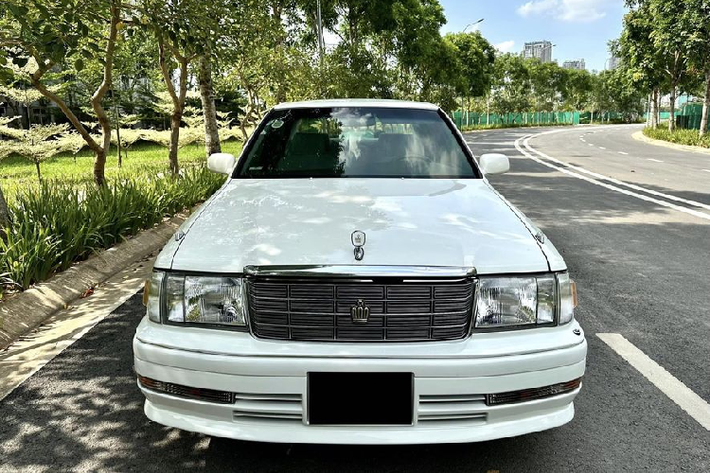 Giá chiếc xe Toyota Crown đời 2001 này rao bán trên sàn xe cũ Hà Nội là 990 triệu đồng, cao hơn cả giá niêm yết của nhiều mẫu sedan cỡ C đời mới như Toyota Corolla Altis hay Honda Civic. Chủ nhân cho biết chiếc sedan có ODO khoảng 180.000km và được chăm sóc khá kỹ nên nên tổng thể nội, ngoại thất còn rất mới so với tuổi đời của xe.