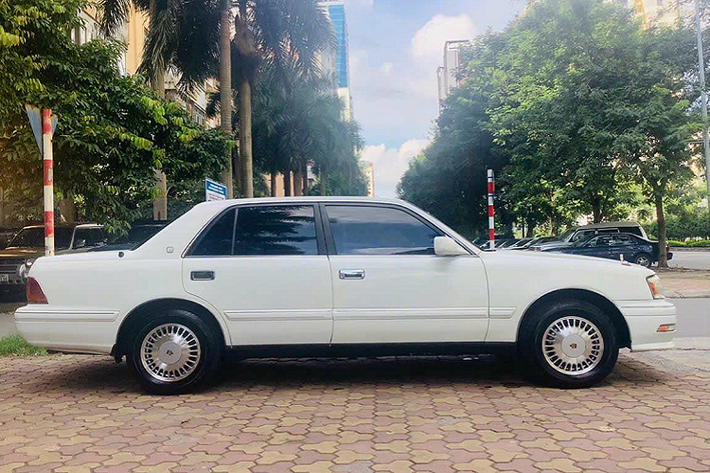 Dù vắng bóng khỏi Việt Nam nhưng Toyota Crown vẫn được bán tại Nhật Bản, Mỹ và một số thị trường khác. Toyota Crown thế hệ mới hiện có giá khởi điểm từ 39.950 USD tại Mỹ (quy đổi tương đương khoảng 938 triệu đồng).