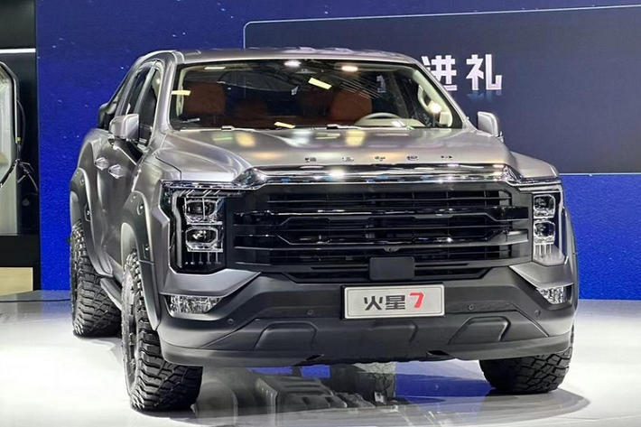 Sau 1 tuần ra mắt chiếc xe bán tải Foton Mars 7 2023 mới, hãng xe Trung Quốc cũng đã chính thức công bố giá bán cũng như cho phép các khách hàng. Theo thông báo từ hãng xe Trung Quốc, giá xe Foton Mars 7 2023 cho 5 phiên bản với 3 trong số đó trang bị số sàn, 2 bản còn lại là số tự động sẽ từ 118.800 đến 168.800 nhân dân tệ (tương đương từ 404 triệu đến 575 triệu đồng).