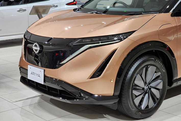 Cụ thể, Nissan Ariya sở hữu chiều dài 4.595 mm, chiều rộng 1.850 mm, chiều cao 1.655 mm và chiều dài cơ sở 2.775 mm. Nếu được bán ở Đông Nam Á trong thời gian tới, mẫu xe này sẽ cạnh tranh với những đối thủ như Toyota bZ4X, Hyundai Ioniq 5 và Kia EV6.