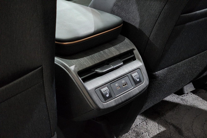 Trong khi đó, thông số vận hành của Nissan Ariya sẽ thay đổi theo phiên bản. Cụ thể, xe có 4 phiên bản, bao gồm 2 phiên bản dẫn động 1 cầu 2WD và 2 phiên bản dẫn động 2 cầu 4WD. Phiên bản tiêu chuẩn là Standard Range 2WD sẽ sở hữu 1 mô-tơ điện với công suất tối đa 218 mã lực và mô-men xoắn cực đại 300 Nm.