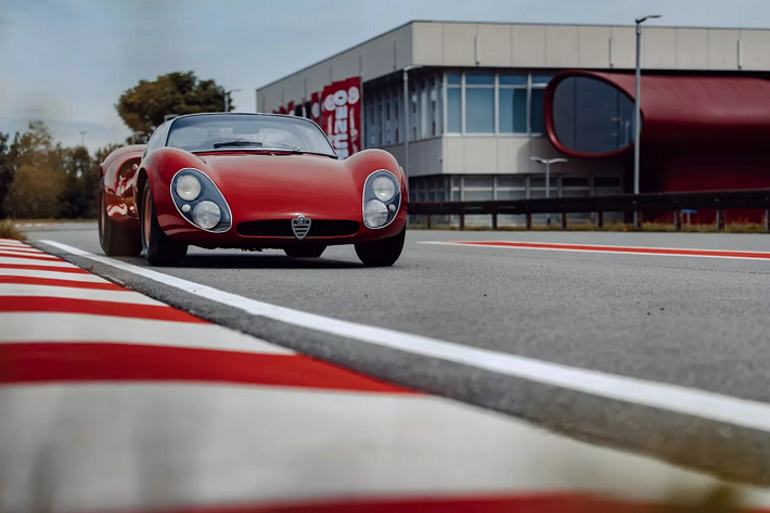 Nhắc một chút về siêu phẩm xe cổ Alfa Romeo 33 Stradale ra mắt lần đầu vào năm 1967 và trở thành mẫu xe cực kỳ hot. Không chỉ được biết đến là một trong những mẫu siêu xe đầu tiên trên thế giới, mà 33 Stradale còn là mẫu xe có giá đắt đỏ bậc nhất.
