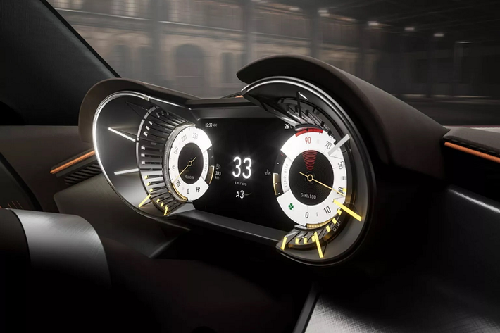 Siêu xe Alfa Romeo 33 Stradale chỉ sản xuất giới hạn 33 chiếc với 2 phiên bản Tributo và Alfa Corse. Chủ nhân xe có cơ hội tùy chỉnh các cửa hút gió thông qua bộ phận chăm sóc khách hàng mới 'Bottega' của Alfa Romeo, đồng nghĩa sẽ không có hai mẫu nào giống hệt nhau.