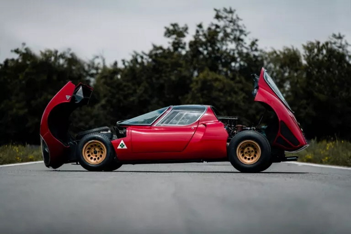 Chỉ có 18 xe được sản xuất, trong đó có 5 xe được hãng chỉnh sửa từ phiên bản concept. Alfa Romeo 33 Stradale cổ đã trở thành tượng đài siêu xe của nước Ý và đến nay chỉ còn vài chiếc gần như nguyên vẹn. Trở lại với siêu phẩm đầu bảng - Alfa Romeo 33 Stradale thế hệ mới được thiết kế mang đến cho người lái hiệu suất đua đường trường, 33 Stradale thế hệ mới trang bị động cơ tăng áp kép V6 hoặc hệ thống hoàn toàn bằng điện.