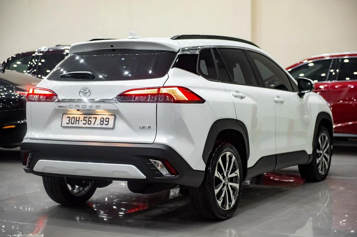 Toyota Corolla Cross tại Việt Nam có 2 tùy chọn động cơ. Hai phiên bản 1.8 G và 1.8 V được trang bị động cơ xăng 1.8L, đi cùng hộp số biến thiên vô cấp CVT, tạo ra công suất tối đa 138 mã lực tại tua máy 6.400 vòng/phút cùng mô-men xoắn cực đại 172 Nm tại 4.000 vòng/phút.