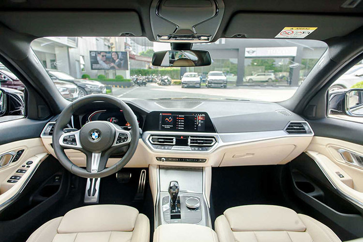 Về trang bị, BMW 320i Sportline cũ đi kèm gói ngoại thất Sportline, đèn pha LED toàn phần, đèn chào mừng Welcome Light Carpet, vành la-zăng 17 inch, chìa khóa thông minh Comfort Access, ghế bọc da Sensatec pha nỉ, ghế trước chỉnh điện, ghế lái nhớ vị trí, ốp nhôm Mesheffect,...