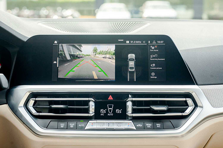 Trong khi đó, BMW 330i M Sport cao cấp nhất được trang bị gói ngoại thất M Sport, đèn pha Laserlight hiện đại, vành 18 inch, phanh hiệu năng cao M Sport, trần xe BMW Individual màu đen, nút bấm mạ màu kim loại, mặt táp-lô bọc da Sensatec, ghế bọc da Vernasca, ốp nhôm Tetragon và dây đai an toàn M Sport thêu chỉ màu trang trí.