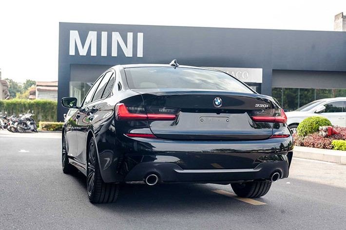 BMW 3-Series số VIN 2021 thuộc phiên bản cũ nên sẽ có thiết kế và trang bị khác biệt so với xe đang bán trên thị trường. Xe sở hữu kích thước cụ thể bao gồm chiều dài 4.709 mm, chiều rộng 1.827 mm, chiều cao 1.435 mm và chiều dài cơ sở 2.851 mm, tương đương các mẫu sedan hạng D.