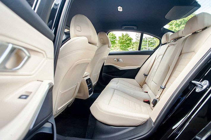 Trang bị an toàn của BMW 3-Series số VIN 2021 cũng khá đầy đủ với 6 túi khí, lốp runflat, hệ thống kiểm soát hành trình Cruise Control, hệ thống ổn định thân xe điện tử, đèn pha tự động điều chỉnh, hệ thống hỗ trợ đỗ xe tích hợp camera lùi và hỗ trợ lùi xe tiêu chuẩn. Bản cao cấp có thêm hệ thống hỗ trợ đỗ xe với camera 360 độ.