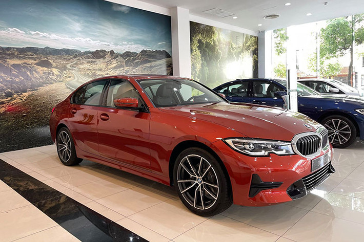Bên dưới nắp ca-pô, BMW 3-Series số VIN 2021 dùng động cơ xăng, tăng áp, dung tích 2.0L, kết hợp với hộp số tự động 8 cấp và hệ dẫn động cầu sau. Ở bản thấp, động cơ này cho công suất tối đa 184 mã lực và mô-men xoắn cực đại 300 Nm.