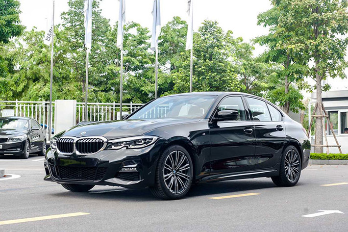 Trong bảng giá mới, áp dụng từ ngày 25/5/2023 của BMW tại Việt Nam, ngoài những mẫu xe sản xuất năm 2022 và 2023, còn có sự xuất hiện của BMW 3-Series số VIN 2021. Để giải phóng những chiếc 3-Series tồn kho này, hãng BMW đã áp dụng mức giá khá hấp dẫn cho xe.