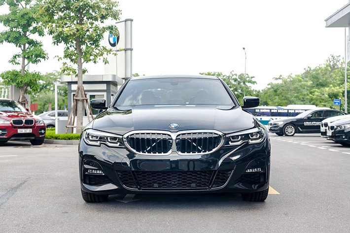 Với giá bán này, BMW 3-Series bản tiêu chuẩn thậm chí còn rẻ hơn cả một số mẫu sedan hạng D phổ thông ở Việt Nam như Toyota Camry 2.5Q (1,405 tỷ đồng), Toyota Camry 2.5HV (1,495 tỷ đồng) hay Honda Accord (1,319 tỷ đồng). Nếu so với BMW 3-Series LCI 2023 mới ra mắt vào hồi cuối tháng 4 vừa qua, xe rẻ hơn từ 180 - 240 triệu đồng.
