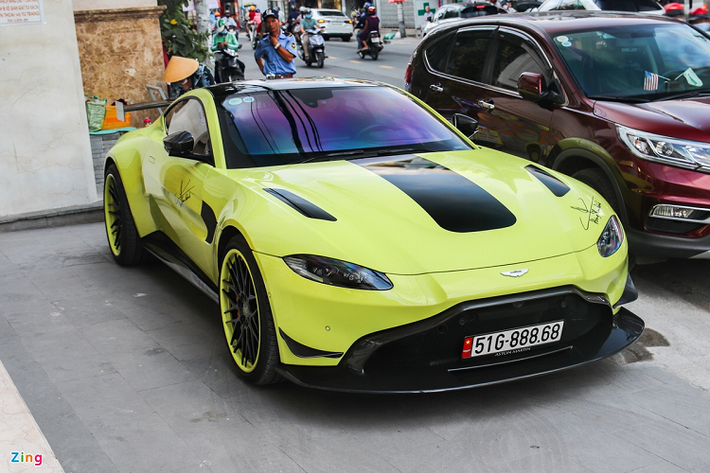 Cung cấp sức mạnh cho Aston Martin Vantage là khối động cơ tăng áp kép V8 4.0L, sản sinh công suất 500 mã lực và mô-men xoắn cực đại 685 Nm. Vantage có thể tăng tốc 0-100 km/h trong 3,6 giây trước khi đạt vận tốc tối đa 314 km/h. Hiện tại ở Việt Nam có tổng cộng 4 chiếc Vantage. Ảnh: Vũ Hoàng.