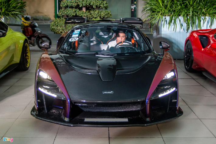 Mẫu hypercar McLaren Senna được nhập về cuối năm 2020, thời điểm đó đây là chiếc Senna duy nhất tại Việt Nam. Trên thế giới chỉ có 500 chiếc McLaren Senna, chiếc xe của Hoàng Kim Khánh mang lớp sơn Cerberus Pearl, chỉ có 3 trên 500 chiếc Senna có màu sơn này. Ảnh: Ngọc Dũng.