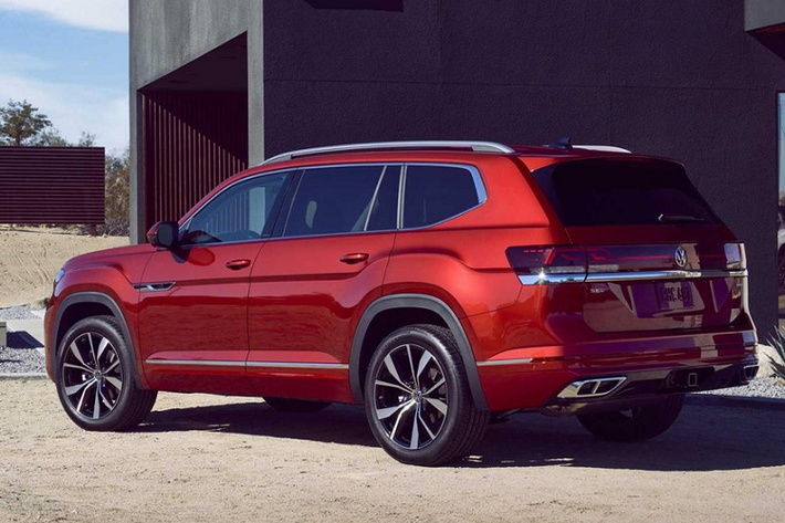 Đáng tiếc là khu vực bên sườn và phía sau của Volkswagen Atlas 2024 gần như giữ nguyên như cũ. Hãng xe Đức chỉ bổ sung vành la-zăng mới với đường kính từ 18 - 20 inch, tùy phiên bản, cho mẫu SUV này.