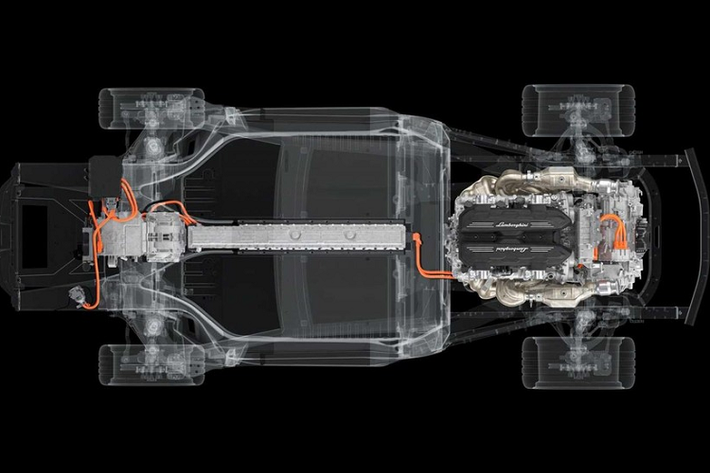 Nhưng mới đây, ông Stephan Winkelmann, Giám đốc điều hành thương hiệu Lamborghini đã chia sẻ "Vào cuối năm 2024, một chiếc Lamborghini Huracan PHEV 2024 mới sẽ được tung ra thị trường” và cũng không quên nhấn mạnh việc xe sẽ sử dụng hệ truyền động plug-in hybrid.