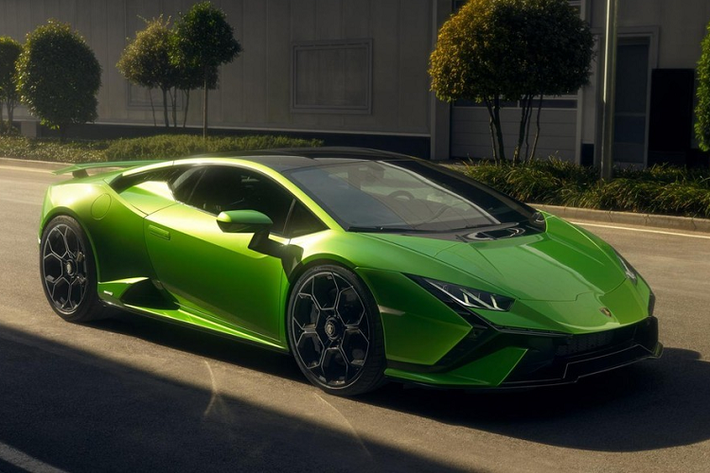 Trong thế giới của những cổ máy tốc độ, Lamborghini và Ferrari là 2 ông lớn gần như thống trị thị trường siêu xe, họ có nhiều phiên bản để tiếp cận khách hàng, từ xe phổ thông đến giới hạn, hypercar và cao cấp hơn là các xe được sản xuất độc quyền.