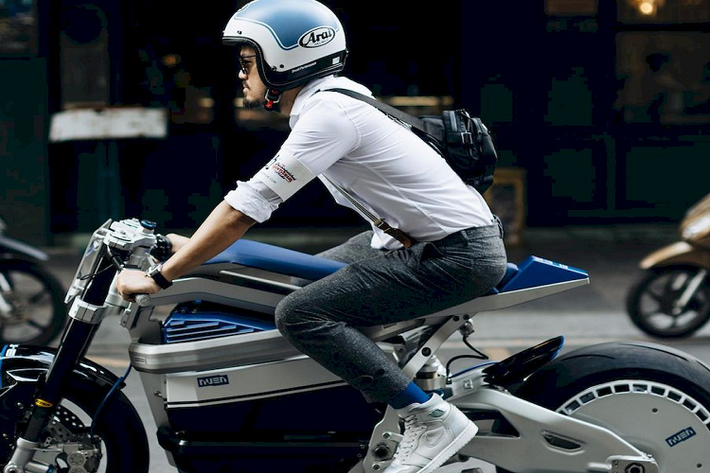 Bên cạnh đó, NU-E cũng không có cốp để đồ. Trên nguyên mẫu DatBike Weaver ++, người dùng có thể để ít đồ cá nhân trong cốp trước giả bình xăng, nhưng trên NUEN NU-E khu vực này đã bị cắt bỏ nhằm mang đến ngoại hình đơn giản và liền lạc hơn cho xe.