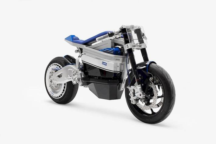 Xe môtô điện NU-E được phát triển dựa trên mẫu DatBike Weaver ++ ra mắt thị trường Việt Nam hồi tháng 12 năm trước. Ngoại hình của mẫu xe máy điện này mang phong cách Neo-Futurism lạ mắt, khác hoàn toàn so với thiết kế của các mẫu xe điện hiện có ở thị trường Việt Nam.