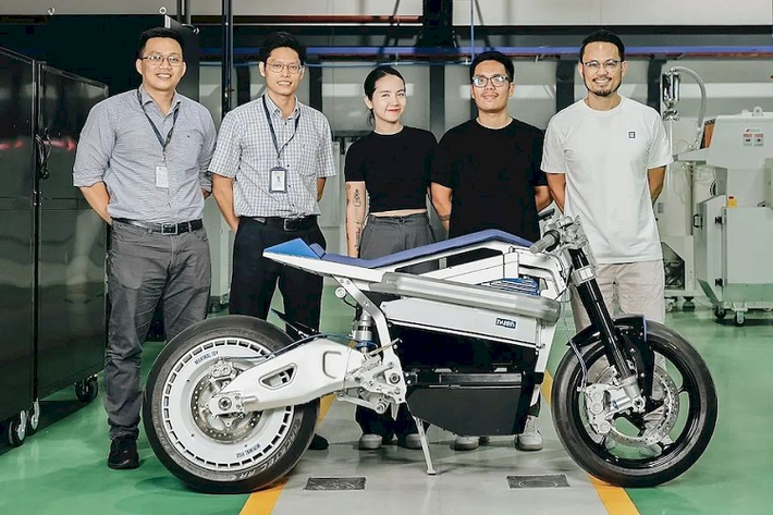 Theo người đứng đầu NUEN chia sẻ, quá trình lên ý tưởng thiết kế bản độ NU-E được hoàn thành trong vòng chưa đầy một tháng. Các bản phác thảo của thương hiệu Việt được thực hiện trên các bản vẽ CAD, được sử dụng để in 3D mô hình khung xe. Sau khi hoàn thiện, các chi tiết được gia công bằng máy CNC từ nhôm hàng không và tiến hành công đoạn lắp ráp.