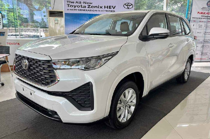 Chẳng còn bao lâu nữa, thời điểm trình làng của Toyota Innova 2024 tại Việt Nam sẽ đến. Trong vài ngày trở lại đây, nhân viên tư vấn bán hàng tại đại lý liên tục đăng thông tin về mẫu MPV này và nhận cọc của khách hàng. Theo nhân viên tư vấn bán hàng tại đại lý, Toyota Innova thế hệ mới ở Việt Nam sẽ được đổi tên thành Innova Cross.
