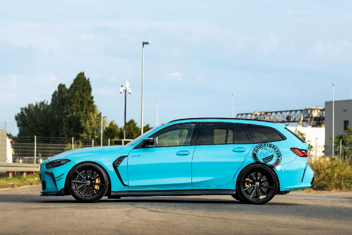 Hãng độ Manhart nâng cấp BMW M3 Touring thêm các bộ phận để hạ thấp chiều cao xe, bộ la-zăng mới, bộ body kit và vô-lăng thể thao. Hệ thống treo H&R tinh chỉnh lại, có thể điều chỉnh độ cao. Xe trang bị mâm Yido Performance có kích thước 20 inch ở phía trước và 21 inch ở phía sau. Ở phía sau, có một phần mở rộng trên cánh gió mui và bốn đầu ống xả 100mm (3,9 in) từ Manhart.