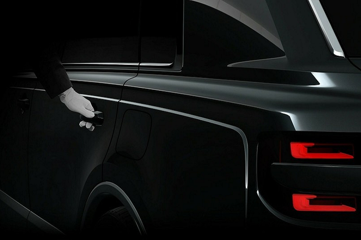Trước giờ G, hãng Toyota đã tung ra thêm hình ảnh của mẫu xe được coi là "Rolls-Royce Cullinan của Nhật Bản". Đúng như những hình ảnh chụp xe chạy thử trên đường phố Nhật Bản trước đó, Toyota Century SUV siêu sang được trang bị cụm đèn pha 2 tầng. Bên trong đèn pha còn có 4 dải đèn LED định vị ban ngày hình chữ "L", gợi liên tưởng đến trang bị của Mazda CX-5 và CX-8 đời mới.