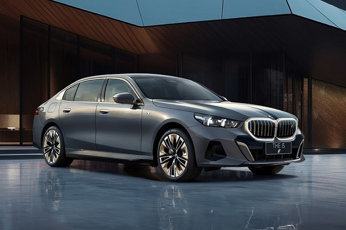 BMW 5-Series và i5 2024 mới đã chính thức ra mắt thị trường toàn cầu vào hồi tháng 5 năm nay. Sau hơn 2 tháng, mẫu sedan hạng sang này tiếp tục được vén màn ở thị trường ô tô lớn nhất thế giới là Trung Quốc. Hiện hãng BMW chỉ tung ra hình ảnh chính thức của i5 thế hệ mới dành cho thị trường Trung Quốc.