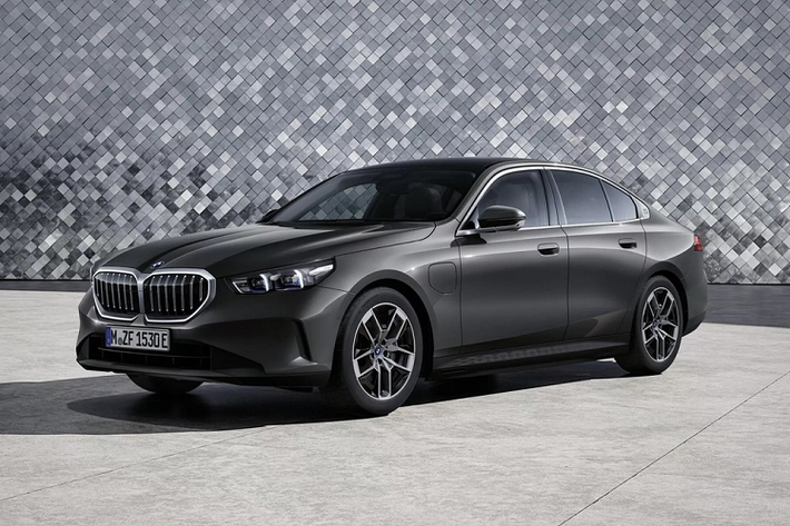 Nhà máy này do liên doanh BMW Brilliance điều hành với toàn bộ sản lượng chỉ phục vụ riêng thị trường đông dân thứ hai thế giới. BMW 5-Series thế hệ cũ chính là mẫu sedan hạng sang tầm trung bán chạy nhất ở thị trường Trung Quốc. Hãng BMW hi vọng 5-Series thế hệ mới sẽ tiếp tục duy trì được thành công này và vượt qua đối thủ Mercedes-Benz E-Class L.